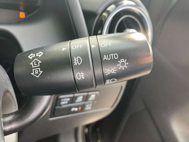 ★オートライト＆ハイビームアシスト★周囲の明るさを感知して自動でライト点灯してくれトンネルなどで便利です。さらに！対向車などを感知してハイ⇔ローも自動で切り替えてくれます。