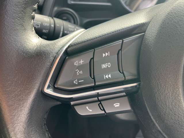 運転中でも手を離さずにオーディオの操作ができる『ステアリングスイッチ』機能があります！