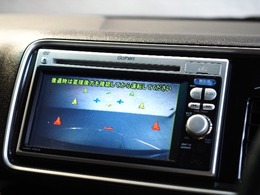 バックカメラが装備されており、後方の安全確認はもちろんのこと狭い場所での駐車や雨の日・夜間など視界の悪いコンディションでのストレスの軽減にもなります！