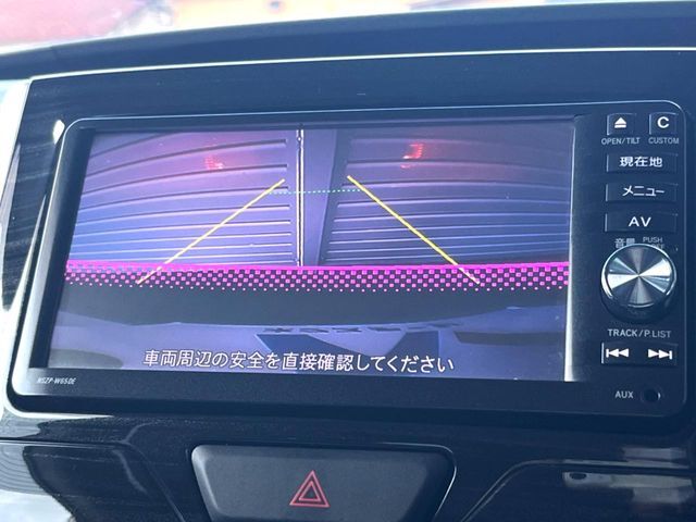 【バックカメラ】駐車時に後方がリアルタイム映像で確認できます。大型商業施設や立体駐車場での駐車時や、夜間のバック時に大活躍！運転スキルに関わらず、今や必須となった装備のひとつです！