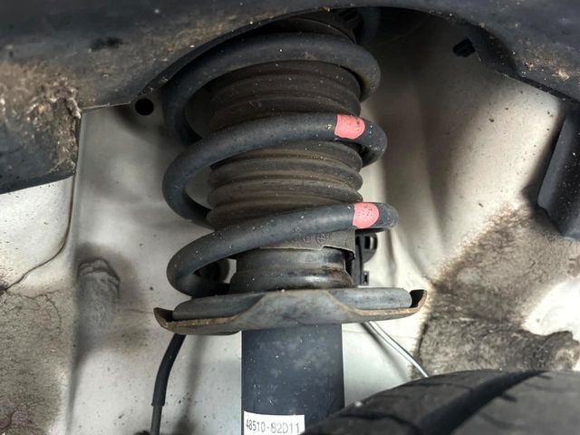 お車を安心してお乗りいただく為には、足回りの定期点検が欠かせません。サービスサポート（有償保証）では無料点検もご提供しており、安心のカーライフをお過ごしいただけるサポート体制が整っています。