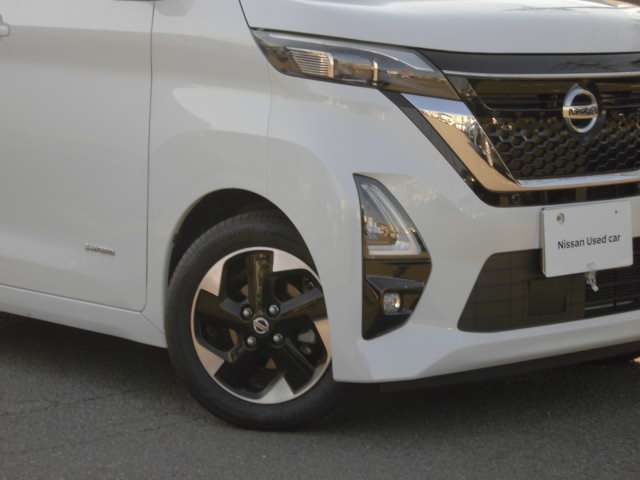 高級感引き立てる純正アルミ。止まってても走ってても存在感あります。
