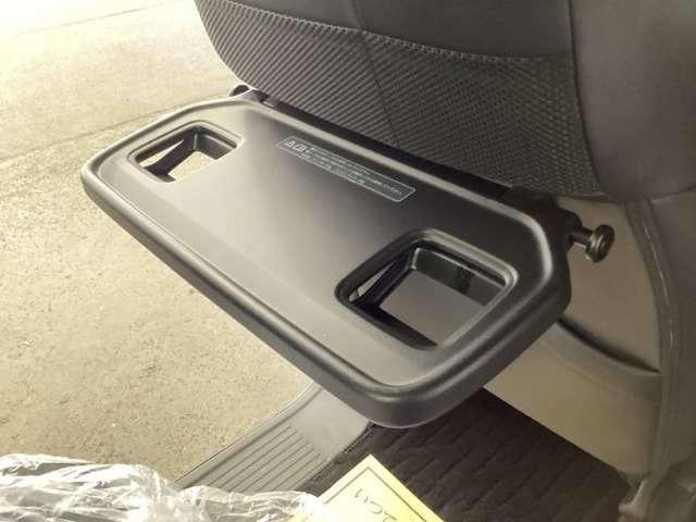 折りたたみ式の【シートバックテーブル】限られた空間を有効活用。車内の家族時間をもっと快適に。