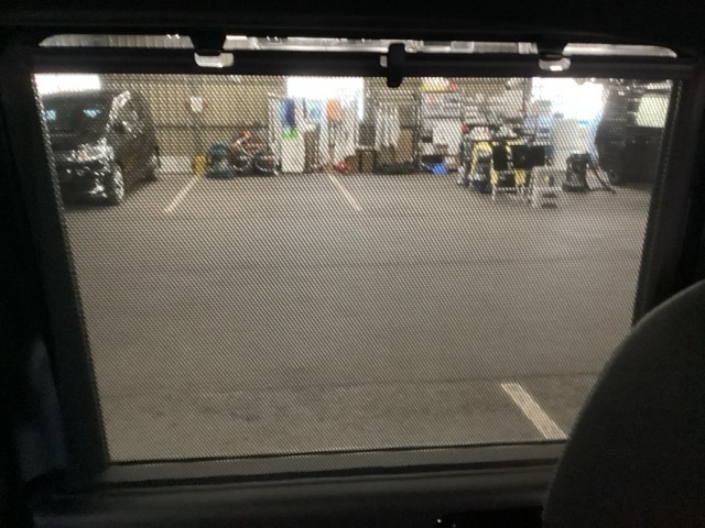 ロールサンシェイドは、太陽光を防ぐので冷房の効きを良くする効果もあるんです。エアコンを控えめにすれば燃費向上も見込めますよ。