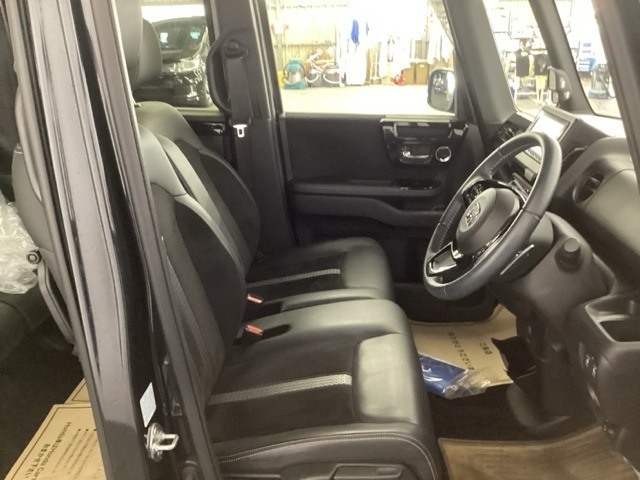 シートはフィット性も良く、楽な運転姿勢を保てます。