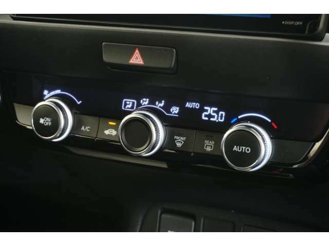 フルオートエアコン搭載で好みの温度に設定するだけで、エアコンの風量などを自動でコントロール！快適な車内にしてくれます。