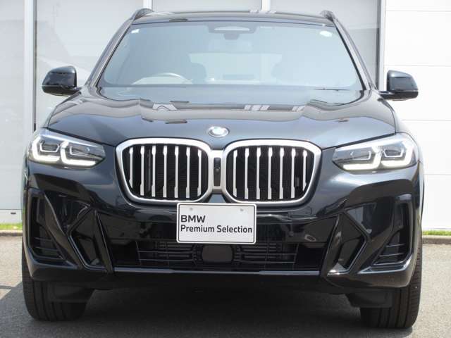 BMWと言えば特徴的なキドニーグリル。ダイナミックなフロントマスクを演出します。