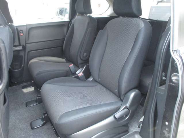 2列目キャプテンシートを採用した6人乗りなら、車内の移動が自由自在。2列目シートにチャイルドシートを2つ装着しても3列目シートへの移動がスムーズに行えます。