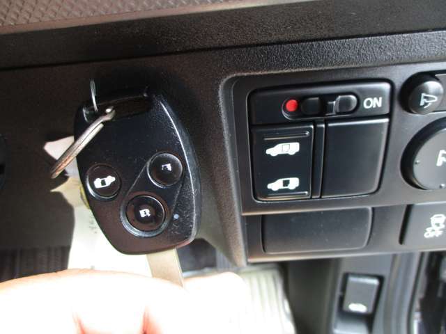 電動オートスライドドアに室内スイッチです！運転席から操作可能です。小さいお子様やお年寄りの乗り降りが楽になるアイテムですね！このお車の魅力がここにあり！
