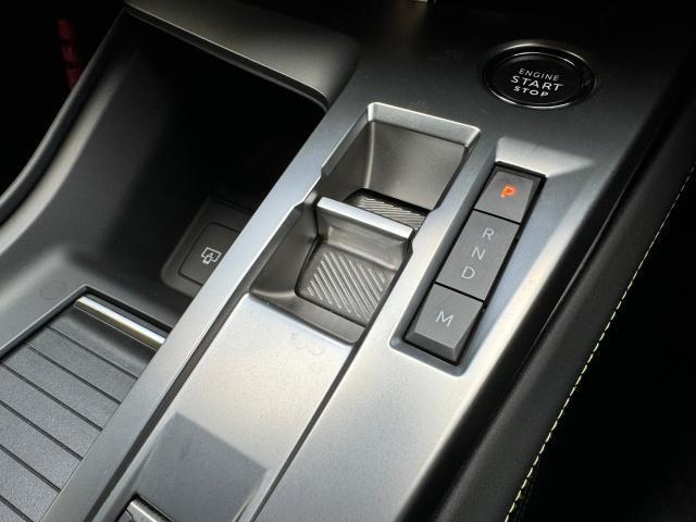 指だけで操作できるシフトセレクター　運転席周りをすっきり魅せてくれます。