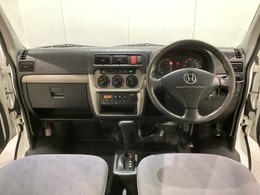 車内は光触媒抗菌消臭施工済です。インパネ周りはスタイリッシュなデザインです。グローブボックスやカップホルダーのほかにトレーなどたくさんの収納スペースが付いています。