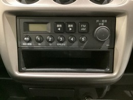 オーディオはAMFMチューナーを搭載しています。その下には1DIN分の小物入れがついています。