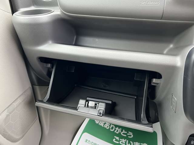 ☆ご納車前準備☆　お客様の安心安全の為にご納車前の準備にも力を入れております！ 整備士と営業が連携して確認しております。中古車は修復歴がないか・内外装の清掃・部品の確認交換をしています