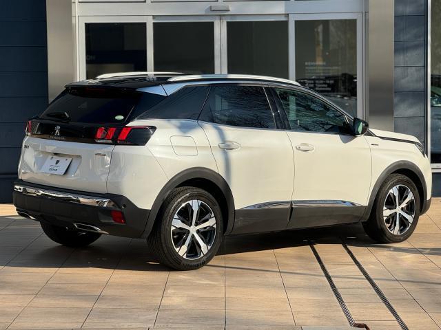 SUV　3008　GTLine　BlueHDiです。ボディーカラーはパールホワイトです。