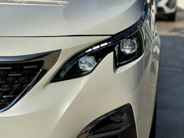 ヘッドライトにはLEDが採用され、明るさや消費電力共に高効率になります。LEDのポジションランプもおしゃれな雰囲気を感じさせます。