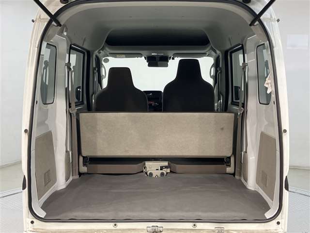 荷室も十分な広さを確保！後席を前倒しすれば用途に応じて荷室を拡大できます