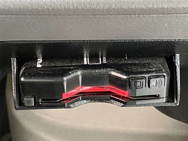 ETC車載器搭載しております。高速道路も料金支払いレーンに並ばず通過でき、とても便利です。ETCカードもお車購入時に入会する事ができます。お気軽にお問い合わせ下さい。