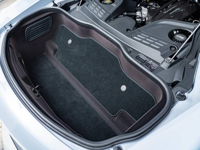 トランクには手荷物等を入れるスペースがあります。