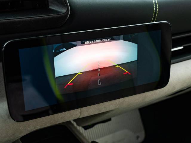 バックモニター装備。タイヤの軌跡も表示されますので安全に駐車が可能です。