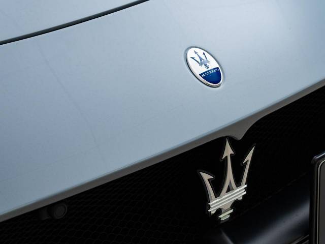エクステリアにはもう一つエンブレムが。マセラティのイメージカラーのブルーが差し色に。
