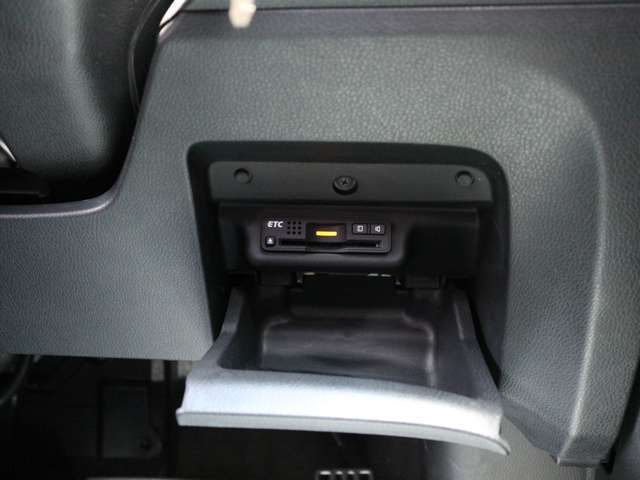 ETCももちろん装備！いまや無い車はないのではないかというくらいですがこちらも例外ではなく装備されております！後からつける手間もお金もかからず高速もスイスイなので友達・家族と遠出も楽しくなるはずです！