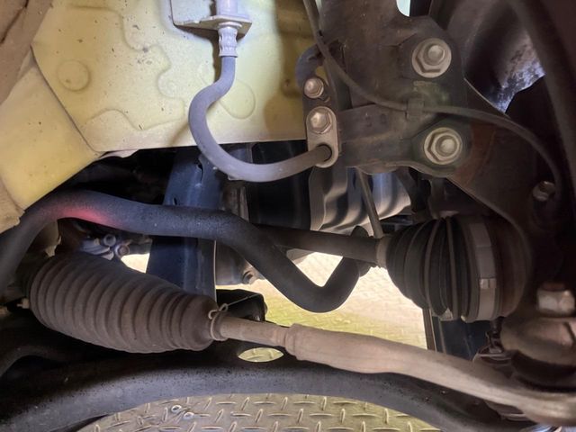 お車を安心してお乗りいただく為には、足回りの定期点検が欠かせません。サービスサポート（有償保証）では無料点検もご提供しており、安心のカーライフをお過ごしいただけるサポート体制が整っています。
