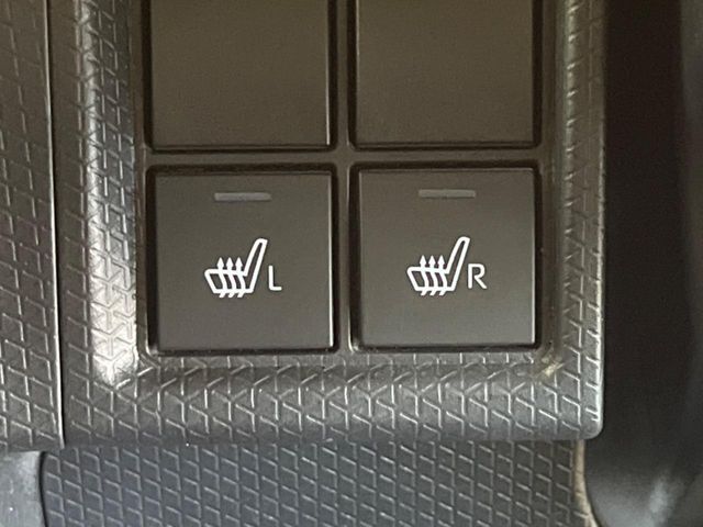 【シートヒーター】運転席/助手席共にシートヒーターを装備。季節を問わず快適にドライブできます。
