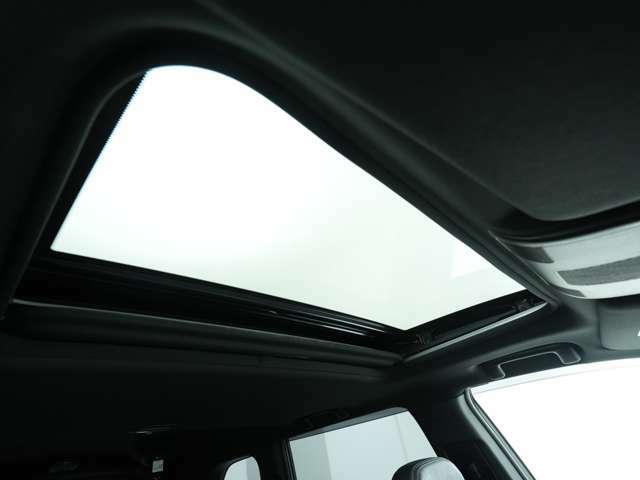 天井にはサンルーフも備わっております！太陽光を取り込み明るい車内を作り出すことが可能です！