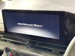 【メーカー純正12.3インチナビ】インテリアに溶け込むスタイリッシュな「専用設計」メーカーナビを装備♪視認性や操作性など基本性能にも優れ、より上質なカーライフをお楽しみいただけます。