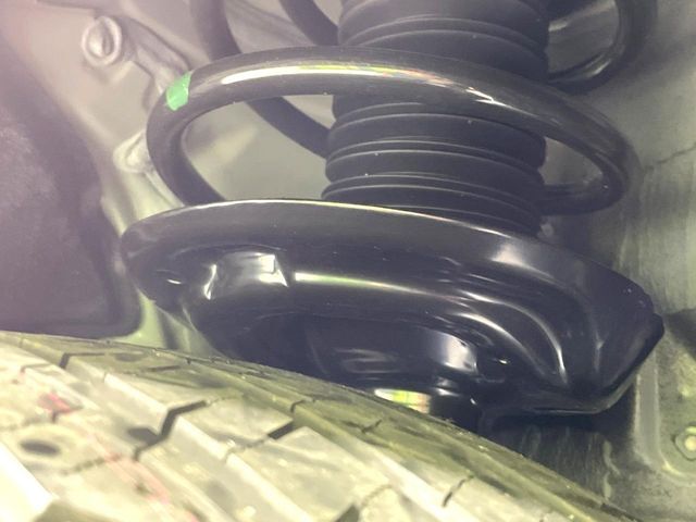 お車を安心してお乗りいただく為には、足回りの定期点検が欠かせません。サービスサポート（有償保証）では無料点検もご提供しており、安心のカーライフをお過ごしいただけるサポート体制が整っています。