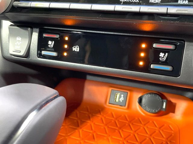 【シートベンチレーション】夏場は涼しい風でお尻や背中の熱やムレを防ぎ、冬はエアコンよりも早く温まってポカポカに！レザーシートにうれしい装備で、季節を問わず快適に過ごせます。