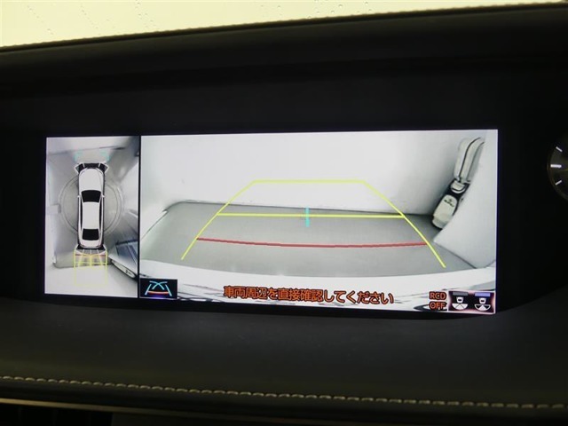 パノラミックビューモニター付きです。車両を上から見たような映像を画面に表示。運転席からの目視だけでは見にくい、車両周辺の状況をリアルタイムでしっかり確認できます。
