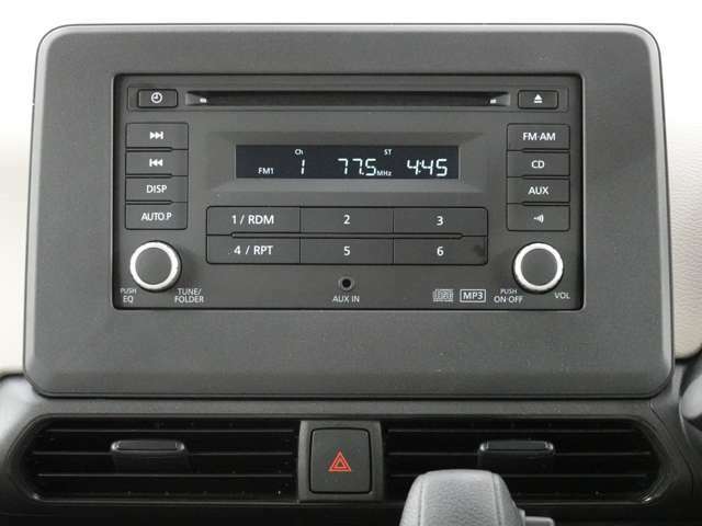 シンプルで操作が簡単な、三菱純正CD一体型AM/FM電子チューナーラジオです！