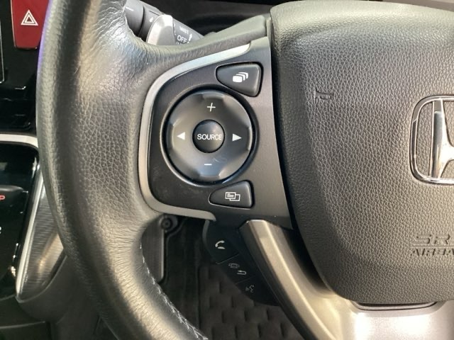 ステアリングスイッチがついていますので、オーディオのチャンネル変更、ボリューム、ジャンル変更が操作可能です。ハンドルから手を離さず安全に操作できます。