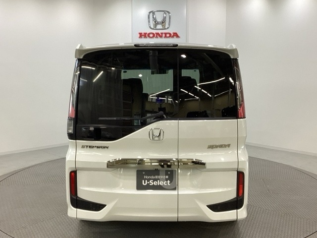 【Honda認定中古車 U-Select】　は3つの安心をお約束します。　1　Hondaのプロが整備した安心。 2　第三者機関がチェックした安心。　3　購入後もHondaが保証する安心。