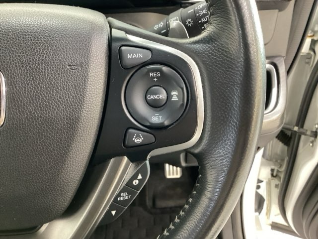 ハンドルにHondaセンシング系のクルーズコントロールやレーンキープアシストなどの操作スイッチが装備されています。ハンドルから手を離さず安全に操作できます。