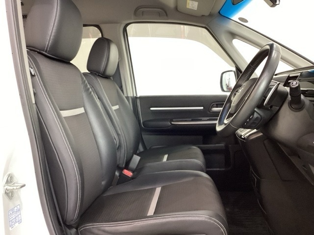 座面も厚みがあり背もたれも高く、広い足元にゆったり座れるシートです。運転席と助手席の間が空いている為、助手席側への移動がスムーズです。交通量の多い道でも助手席側から乗り降りができます。