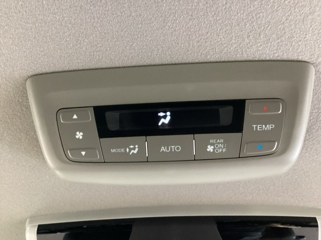 ルーフ中央にエアコン操作パネルがついていますので、2列目・3列目にお乗りの方も快適に過ごせます。