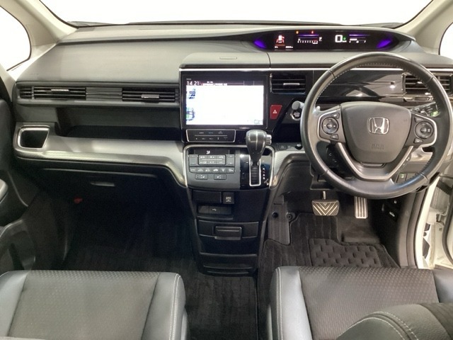 車内は光触媒抗菌消臭施工済です。スタイリッシュなデザインでスポーティなインパネ周りを演出します。グローブボックスやカップホルダーのほかにトレーなどたくさんの収納スペースが付いています。