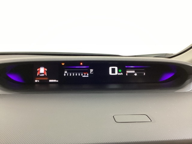 デジタル表示のスピードメーターとタコメーターを大きく配した見やすいメーター部になっています。左側のインフォメーション画面でオドメーターや燃費などの情報を確認できます。