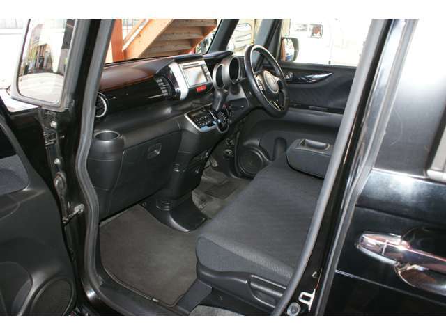 上級グレードらしく随所に化粧パネルが使われています。内装状態は特に大きく目立つキズや汚れもなく、きれいな状態です♪気になるニオイもございません！