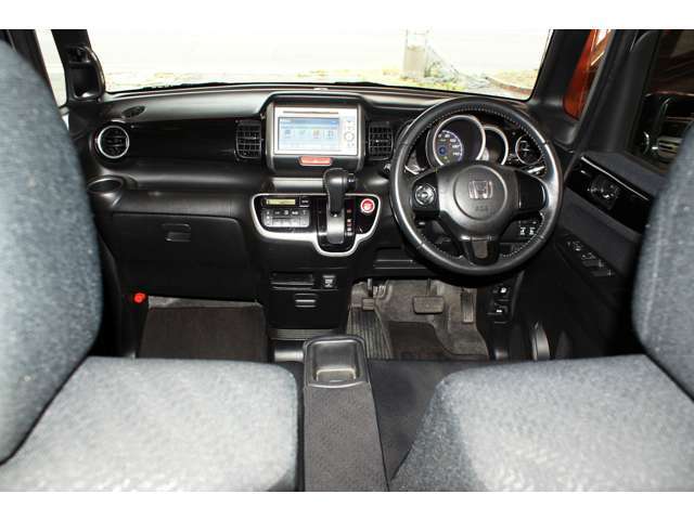 おしゃれな内装です。上級グレードらしく随所に化粧パネルが使われています。使用感もなく、全体的に良好な状態をキープしています。各種スイッチ類も不具合なく、正常に作動しています。