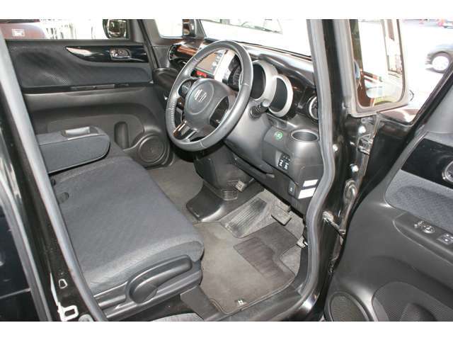 内装状態は目立つキズや汚れもなく、きれいな状態です♪TV付きナビがついていますので、楽しいドライブをお楽しみください。気になるニオイもございません！