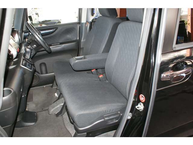 広々とした車内です。内装も気になるシミや汚れはないと思います。嫌な臭いやヤレもありません。ご満足いただけると思います。