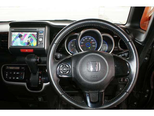 いつも触っているハンドルが汚れていると気になりますよね。この車は使用感も少なくきれいです。オーディオの操作も手を放さずに操作できます。気持ちよく運転できますよ。