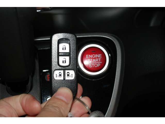 エンジンスイッチ！ブレーキを踏んでエンジンスイッチを押せは、エンジンの始動・停止ができるスマートなシステムです。