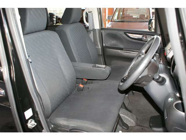 毎回座るフロントシートは大切ですよね。目立つキズや汚れもなく、きれいな状態です♪座り心地も上々で気持ちよく乗っていただけると思います。