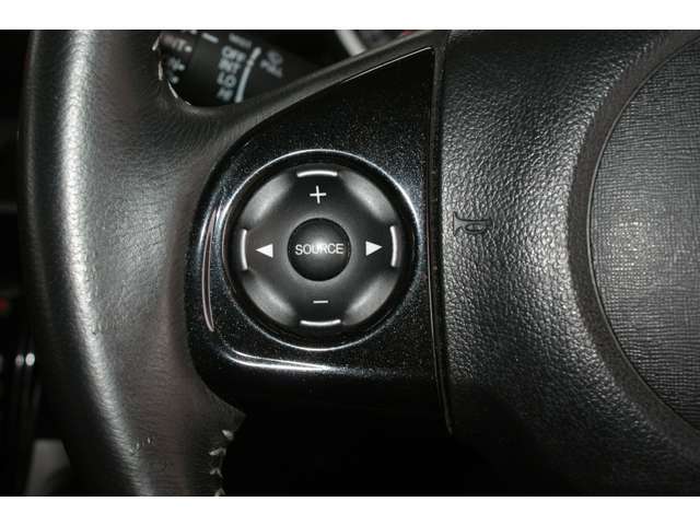 オーディオの操作も手を放さずに操作できます。