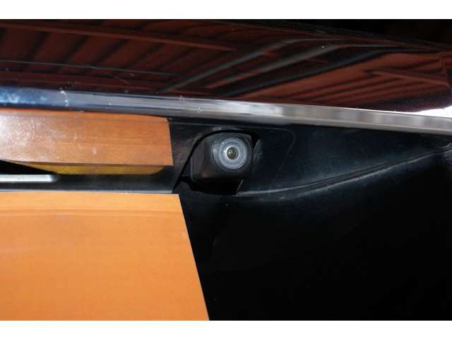 バックカメラは後方ナンバーの上の部分についています。純正だけあって目立たない様についています。