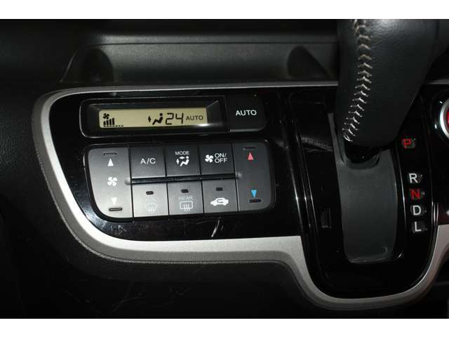 インパネ周りはすっきりとまとめられ、操作スイッチも使いやすい位置に配置されています。
